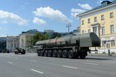  MOSCOW, RUSSIA - 24 Haziran 2020: Büyük Vatanseverlik savaşındaki zaferin 75. yıldönümü kutlamaları sırasında Moskova 'nın Mokhovaya caddesinde askeri teçhizat