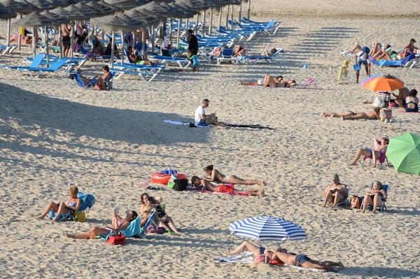 Pilar Horadadada Spanje September 2018 Mensen Ontspannen Een Zandstrand Torre — Stockfoto