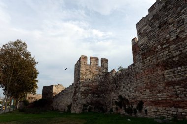 İSTANBUL, TURKEY - 4 Kasım 2019: İstanbul 'daki eski kale duvarlarının Blachernae bölümü. Türkiye
