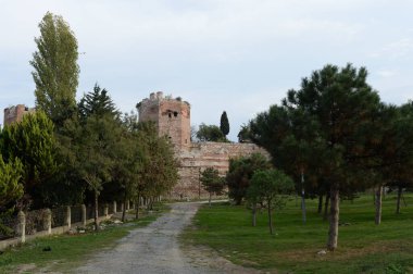 İSTANBUL, TURKEY - 4 Kasım 2019: Antik Konstantinopolis Duvarları. Anemas Hapishanesi. İstanbul. Türkiye