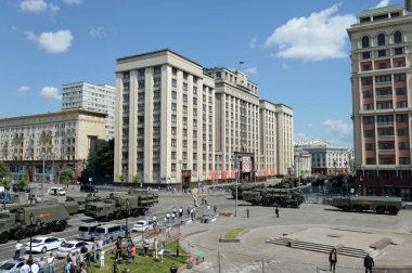 MOSCOW, RUSSIA - 24 Haziran 2020: Büyük Vatanseverlik savaşındaki zaferin 75. yıldönümü kutlamaları sırasında Okhotny Ryad 'daki askeri teçhizat