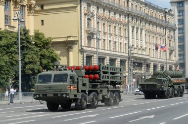  MOSCOW, RUSSIA - 24 Haziran 2020: Zaferin 75. yıldönümü kutlamaları sırasında Moskova 'daki Mokhovaya Caddesi' nde askeri teçhizat
