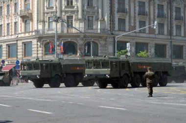 MOSCOW, RUSSIA - 20 Haziran 2020: The 9K720 Iskander-M operasyonel-taktik füze sistemi Moskova sokaklarında Zafer 'in 75. yıldönümü için düzenlenen geçit töreninin kostümlü provası sırasında