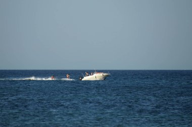 SAN PEDRO DEL PINATAR, SPAIN - 21 Eylül 2018: İnsanlar San Pedro del Pinatar Playa de la Torre Derribada plajında dinleniyor. İspanya