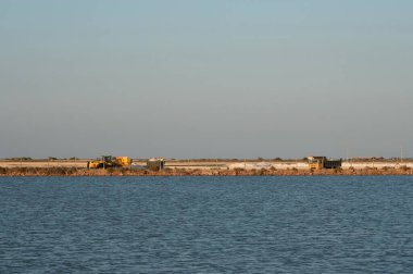 SAN PEDRO DEL PINATAR, İSPAN 21 Eylül 2018: San Pedro del Pinatar 'da tuz madenciliği. İspanya