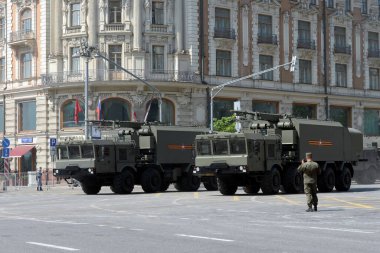  MOSCOW, RUSSIA - 20 Haziran 2020: Zafer Yürüyüşü 'nün kostümlü provası sırasında Sahil Füze Kompleksi 