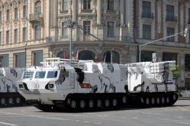 MOSCOW, RUSSIA - 20 Haziran 2020: Arktik kendinden güdümlü uçaksavar füze sistemleri Pantsir-SA, Tverskaya Caddesi 'nde Zafer' in 75. yıldönümü için düzenlenen geçit töreninin kostümlü provası sırasında