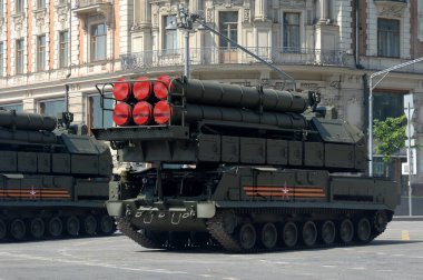 MOSCOW, RUSSIA - 20 Haziran 2020: Tverskaya Caddesi 'ndeki Buk-M3 uçaksavar füze sistemi Zaferin 75. yıldönümü için düzenlenen geçit töreninin kostümlü provası sırasında