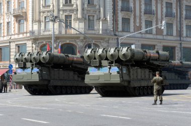 MOSCOW, RUSSIA - 20 Haziran 2020: S-300V4 uçaksavar füze sistemi Tverskaya caddesinde Zaferin 75. yıldönümü için düzenlenen geçit töreninin kostümlü provası sırasında