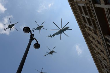 MOSCOW, RUSSIA - 20 Haziran 2020: Askeri ulaşım Mi-26 ve çok amaçlı mi-8AMTSH helikopterleri Zafer Yürüyüşü 'nün kostümlü provası sırasında Moskova üzerinde gökyüzünde