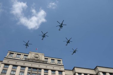 MOSCOW, RUSSIA - 20 Haziran 2020: Zaferin 75. yıldönümü münasebetiyle düzenlenen geçit töreninin kostümlü provası sırasında Moskova semalarında Mi-35M savaş helikopterlerine saldırmak