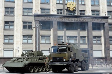 MOSCOW, RUSSIA - 20 Haziran 2020: Onarım ve tahliye araçları: Zafer Yürüyüşü 'nün kostümlü provası sırasında Devlet Duma binasında zırhlı 