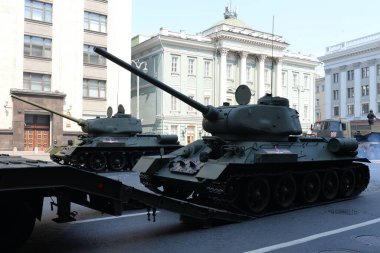  MOSCOW, RUSSIA - 20 Haziran 2020: Büyük Vatanseverlik savaşında zaferin 75. yıldönümü için düzenlenen geçit töreninin kostümlü provasından sonra orta büyüklükteki tankların doldurulması
