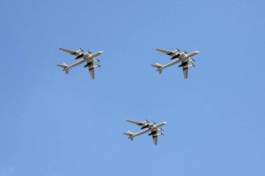 MOSCOW, RUSSIA - 20 Haziran 2020: Bir grup Tu-95MS turboprop stratejik bombardıman uçağı Moskova semalarında Zaferin 75. yıldönümü için düzenlenen geçit töreninin kostümlü provası sırasında