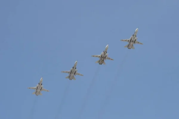 莫斯科 俄克拉荷马州 2020年6月20日 在胜利阅兵式的彩排中 一群战术前线轰炸机带着一个可变的扫翼Su 24M 在莫斯科上空盘旋 — 图库照片