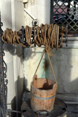 İSTANBUL, TURKEY - 4 Kasım 2019: İstanbul 'daki antik eserlerin korunması için toplumun avlusunda eski bir kuyu. Türkiye