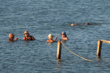 SAN PEDRO DEL PINATAR, SPAIN - 21 Eylül 2018: İnsanlar San Pedro del Pinatar 'daki bir İspanyol tatil köyünde çamurla tedavi ediliyor. İspanya