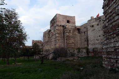 İSTANBUL, TURKEY - 4 Kasım 2019: İstanbul 'daki eski kale duvarlarının Blachernae bölümü. Türkiye