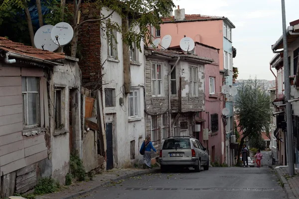 İSTANBUL, TURKEY - 4 Kasım 2019: İstanbul 'da Ayvansaray' ın eski sokaklarında. Türkiye