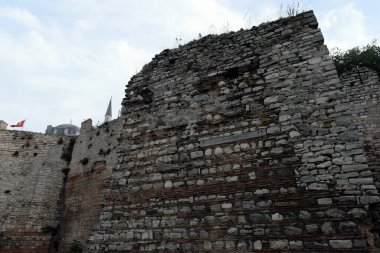  İSTANBUL, TURKEY - 4 Kasım 2019: Antik Konstantinopolis Duvarları. Anemas Hapishanesi. İstanbul. Türkiye