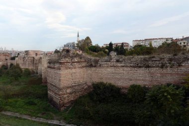 İSTANBUL, TURKEY - 4 Kasım 2019: İstanbul 'daki Antik İstanbul' un kale duvarları. Türkiye