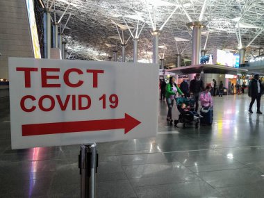 MOSCOW, RUSSIA - 12 Eylül 2020: Vnukovo havaalanında COVID 19 testine girmek için imza. Moskova