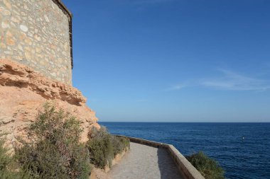 ORIHUELA, COSTA BLANCA, SPAIN - 23 Eylül 2018: Orihuela 'daki Costa Blanca' da yürüyüş yolu. İspanya