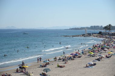 ORIHUELA, COSTA BLANCA, İspanya - 23 Eylül 2018: Playa de Campoamor Plajı, Orihuela Costa. İspanya