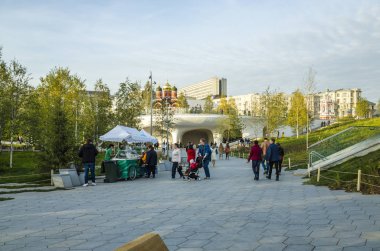 Bir parkta yürüyüş Zaryadye, Moskova, Rusya Federasyonu.