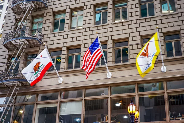 旗子在大厦 旧金山 加利福尼亚 — 图库照片