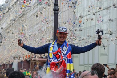 Moskova, Rusya-Haziran 20, 2018: 2018 FIFA Dünya Kupası Rusya, fan çekimleri kamera Nikolskaya sokak