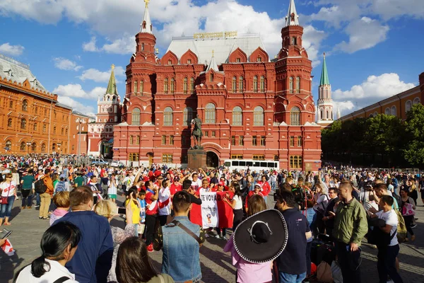 Moskova, Rusya-Haziran 20, 2018: 2018 FIFA Dünya Kupası Rusya, fanlar toplanan Okhotny Ryad kare