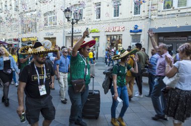 Moskova, Rusya-Haziran 27, 2018: futbol taraftarları ve Moskova Nikolskaya Caddesi üzerinde turist
