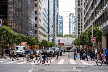 San Francisco, California, ABD - 14 Mayıs 2018: şehir, crossroads gün boyu aşağı yürümek