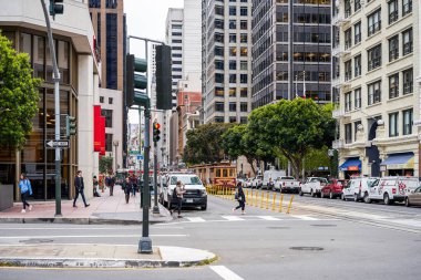 San Francisco, California, ABD - 14 Mayıs 2018: eski turistik tramvay şehrin caddeleri üzerinde. Güne göre San Francisco adımlarında bir gezinti
