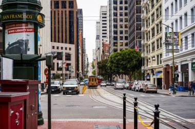 San Francisco, California, ABD - 14 Mayıs 2018: şehir sokakları, eski turistik tramvay görünümünü
