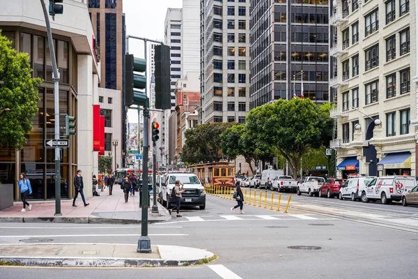 サンフランシスコ カリフォルニア州 アメリカ合衆国 2018 市内の路上で古いトラム観光 日によって サンフランシスコを歩く — ストック写真