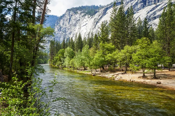 Dağ ve nehir, Yosemite Milli Parkı, California, ABD görünümünü