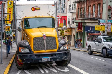 San Francisco, California, ABD - 14 Mayıs 2018: Chinatown, günlük yaşam. Park edilmiş kamyon ve dükkanlar
