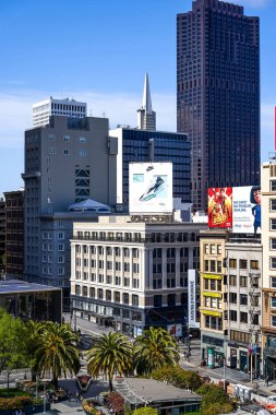 San Francisco, California, ABD - 16 Mayıs 2018: Union Square, ticari binalar çevreleyen görünümü