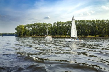 Yelkenli Yatlar Nehri üzerinde