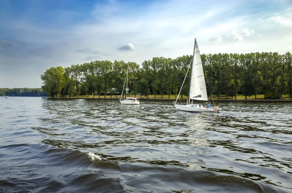 Yelkenli Yatlar Nehri üzerinde
