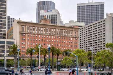 San Francisco, California, ABD - 14 Mayıs 2018: Görünüm, Market Street liman alanı üzerinden. Embarcadero ve çevresi yürümek