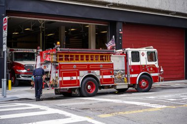 San Francisco, California, ABD - 14 Mayıs 2018: itfaiye ve nöbetçi itfaiye araçları