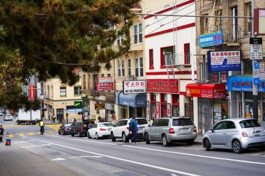 San Francisco, California, ABD - 14 Mayıs 2018: China Town, dükkanlar, ofisler, şehir binaları yürüyüş