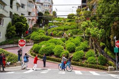 San Francisco, California, ABD - 15 Mayıs 2018: Rus hill alan, yolda Lombard Street serpantin