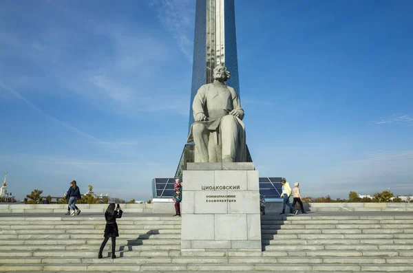 宇宙探検家や宇宙飛行士 ツィオルコフ スキーの創始者の記念碑の名誉のモスクワ ロシア連邦 2018 記念碑 — ストック写真