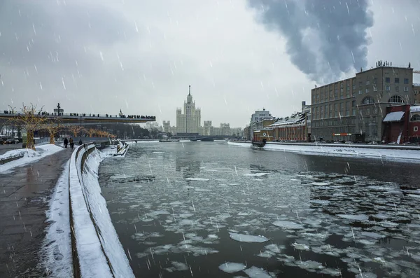 莫斯科 俄罗斯 2018年2月18日 Zaryad 公园冬季 莫斯科河和城市建筑景观 — 图库照片