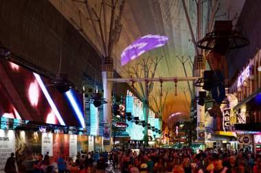 Las Vegas, Nevada, Amerika Birleşik Devletleri - 22 Mayıs 2018: Gece sokaklarında şehir, parlak neon vitrinler casinolar ve otelleri