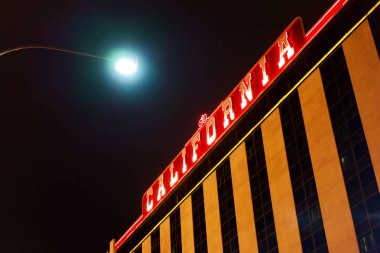 Las Vegas, Nevada, Amerika Birleşik Devletleri - 22 Mayıs 2018: Neon tabela hotel California, binanın gece görünümü.
